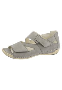 Sandalo in suede grigio con punta aperta e design intagliato, dotato di due cinturini regolabili in velcro. Suola chiara con dettagli di cucitura.