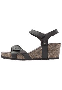 Sandali wedge neri con piattaforma in sughero, cinturini regolabili, design open toe e dettagli di cucitura. Plantare testurizzato per il comfort.