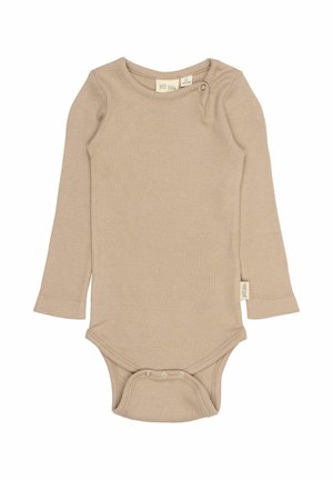 Beżowy bodysuit z długim rękawem, wykonany z miękkiego materiału, z zapięciem na zatrzask na ramieniu i u dołu, ułatwiającym ubieranie i rozbieranie.