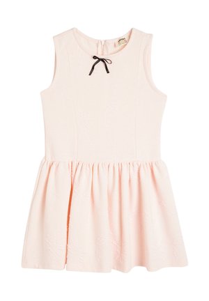 Vestido sin mangas de color rosa claro con un patrón texturizado, falda acampanada y un lazo negro en la cierre de la cremallera trasera.