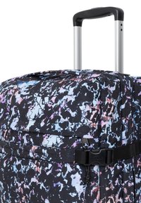 Valigia nera con ruote con un vivace motivo astratto caratterizzato da accenti rosa, blu e bianchi. Include una maniglia affidabile e chiusura con fibbia.