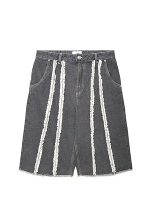 Gonna in denim grigio scuro con strisce verticali bianche sfrangiate, tasche frontali, passanti per cintura e chiusura frontale con bottoni.