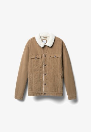 Hellbraune Cordjacke aus Cord mit weißem Kunstfellkragen, Knopfleiste, zwei aufgesetzten Brusttaschen und zwei Seitentaschen, flach auf weißem Untergrund ausgelegt.