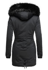 Giacca parka nera con colletto in pelliccia sintetica, chiusura con zip, vita regolabile e bottoni ai polsini, caratterizzata da una texture liscia e un design aderente.