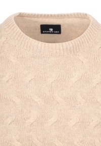 Hellbeiger gestrickter Pullover mit Rundhalsausschnitt, versehen mit einem strukturierten Zopfmuster und geripptem Kragen. Markenetikett innen sichtbar.