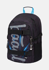 Zaino nero e blu con texture esagonale, logo prominente, spallacci regolabili e tasche laterali esterne.