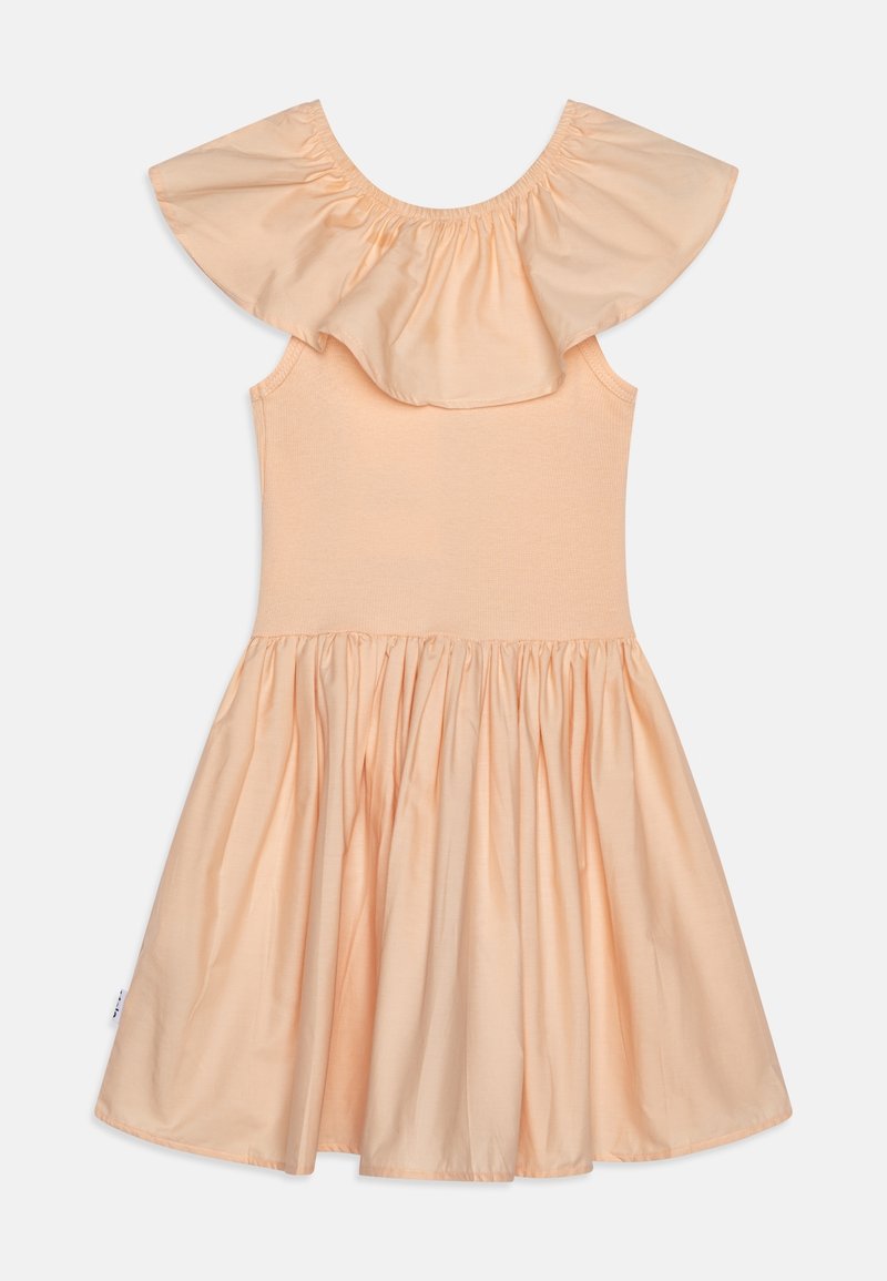Robe pêche sans manches avec un large col à volants et une jupe froncée, posée à plat sur fond blanc.