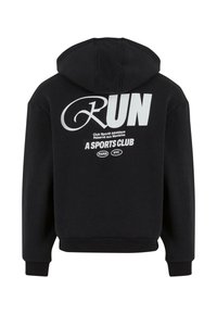 Svart hettegenser med en stor hvit "RUN" grafikk på ryggen, med tekstdetaljer og ribbede mansjetter og nederkant. Myk stofftekstur.