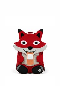 Rucksack in Form eines roten Füchses mit schwarzen Akzenten, weißen Gesichtszügen, einem Netzkörper und roten Pfoten. Enthält ein Namensschild und runde, schwarze Reißverschlussfächer.