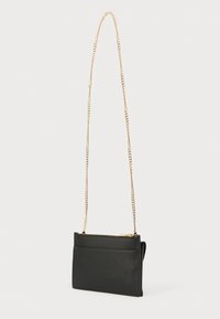 Μαύρη τσάντα χιαστί από συνθετικό δέρμα με χρυσή αλυσίδα ως λουρί, κλείσιμο με φερμουάρ και τσέπη μπροστά, με ορθογώνιο σχήμα και ομαλή υφή.