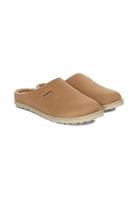 Pantofole slip-on in suede marrone con interno morbido, suola piatta in gomma e un piccolo logo del marchio sul lato.