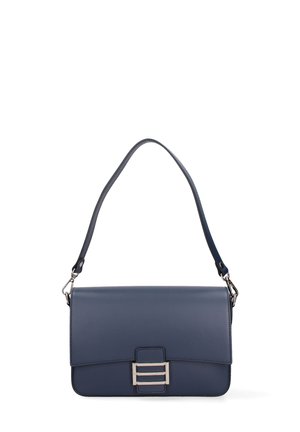 Borsa a mano rettangolare in pelle blu navy con fibbia rettangolare in argento e tracolla regolabile su sfondo bianco.