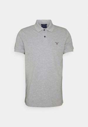 Polo grigio chiaro a maniche corte con colletto, due bottoni e piccolo logo ricamato sul petto sinistro.