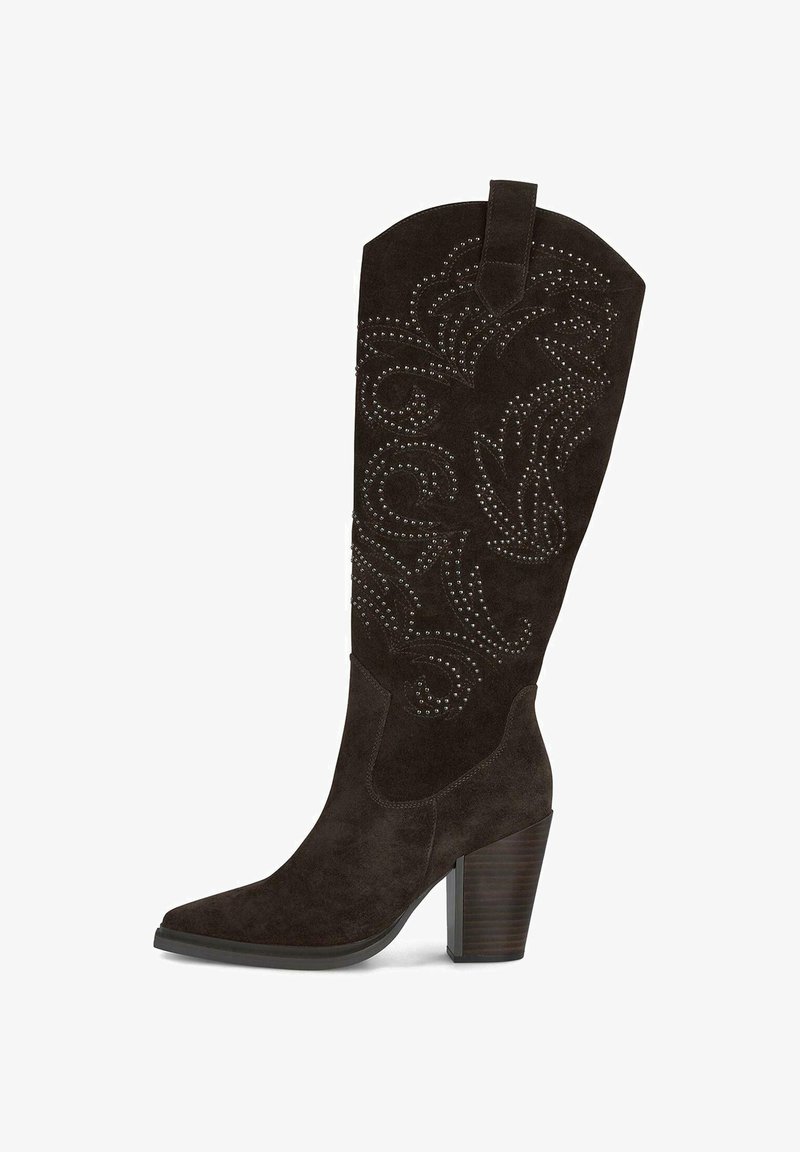 Brązowe zamszowe kozaki do kolan z ostrym noskiem, ozdobnym przeszyciem i zdobieniami. Posiadają masywny, klinowy obcas dla większej stabilności.