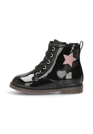 Bota de tobillo de charol negro con diseño de cordones, que presenta aplicaciones de estrellas y corazones de purpurina rosa y plateada en el lado exterior.