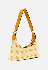 Borsa gialla e crema con forma triangolare, caratterizzata da un corpo in tela stampata e una tracolla gialla liscia. Dettaglio della chiusura a zip.