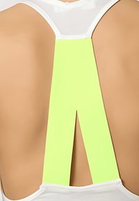 Vista trasera de una blusa sin mangas con un borde de tela blanca y un acento en forma de Y de color verde neón brillante en el centro, con una textura suave.