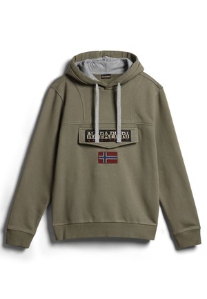 Oliwkowa bluza z kapturem z szarą podszewką kaptura i sznurkami, przednia klapa kieszeni z logo "Napapijri" oraz naszywką flagi Norwegii poniżej.