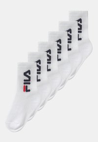 Vita crewstrumpor med ribbad textur, prydda med en marinblå logotyp "FILA" och en liten röd accent. Paket med sex par som visas i rader.