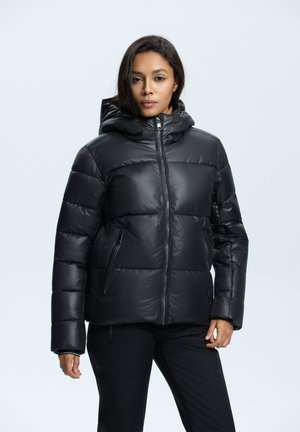 Zwarte pufferjack met capuchon, voorzien van een rits aan de voorkant, elastische manchetten en twee zijzakken met rits. Gladde, glanzende afwerking met gestikte delen.