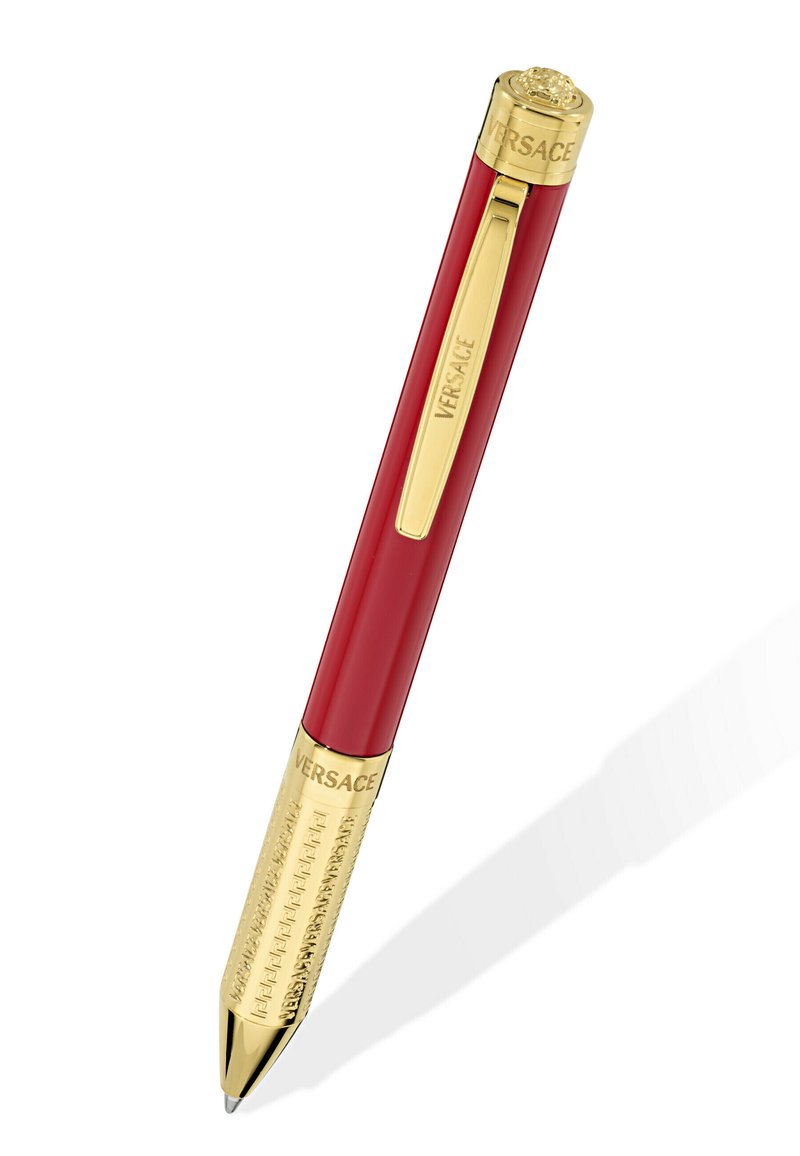Czerwony długopis z złotymi akcentami. Posiada gładką czerwoną obudowę, złoty klips i końcówkę, grawerowane wzory na metalowej części oraz branding Versace.