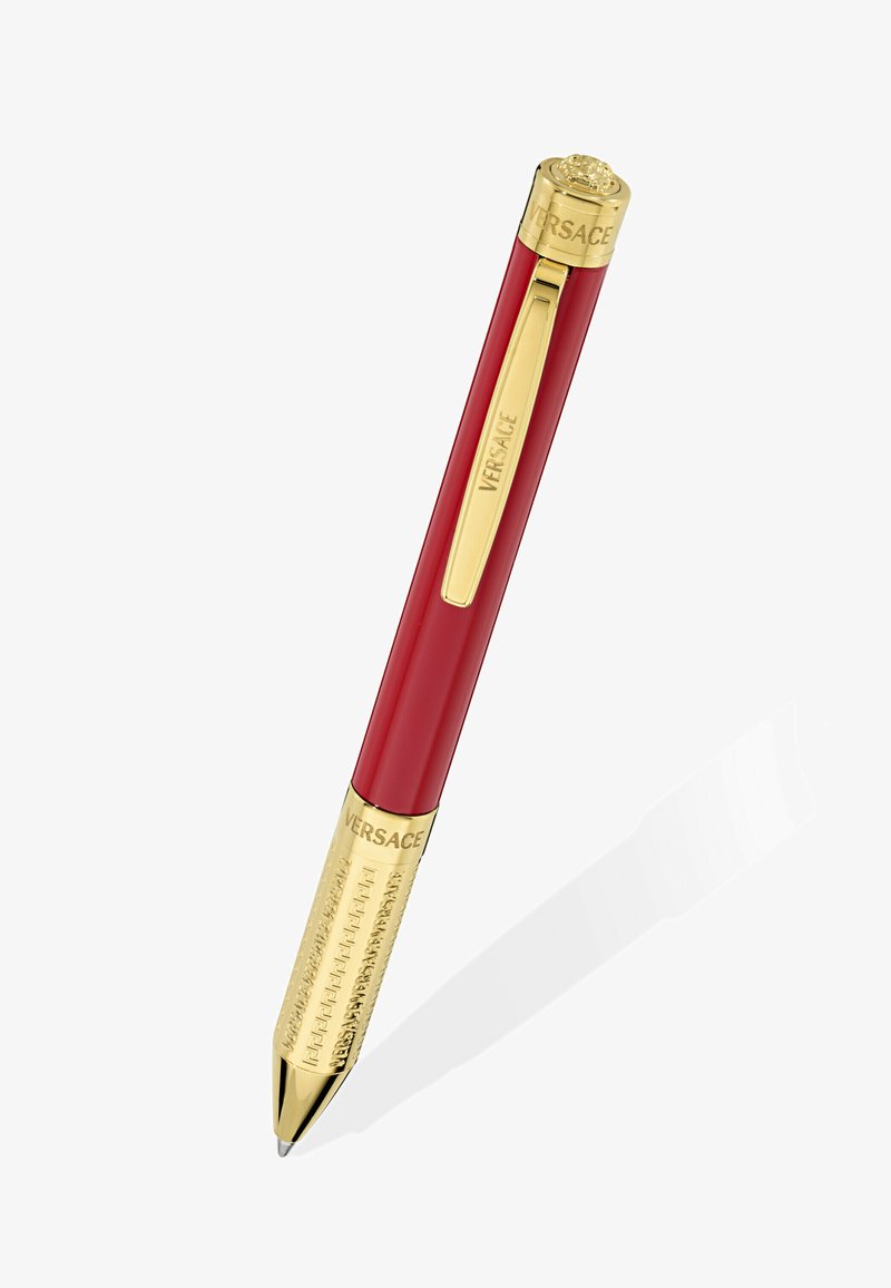 Czerwony długopis z złotymi akcentami. Posiada gładką czerwoną obudowę, złoty klips i końcówkę, grawerowane wzory na metalowej części oraz branding Versace.