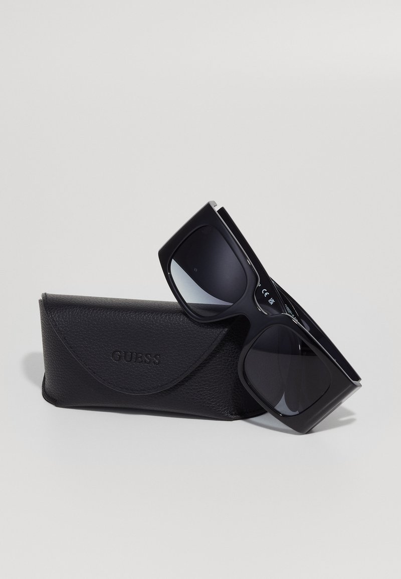 Guess GU00067 Occhiali Da Sole Uomo – Nero Lucido – Lenti 56/14/145 – Design Moderno - 4
