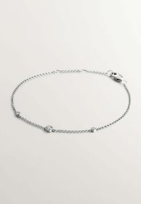 Pulsera de cadena de plata con acentos redondeados y detallados, y un cierre de langosta. La cadena es delicada, con un acabado pulido y pequeños elementos decorativos.