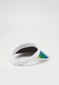 Vizier alb cu o margine netedă și curbată, având un scut reflexiv cu un gradient de verde la albastru și o bandă din plasă albă texturată.