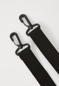 Bete din nylon negru cu clipsuri metalice negre la ambele capete, având o suprafață texturată și o construcție durabilă. Ideale pentru asigurarea obiectelor.