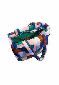 Gevoerde tote bag met multicolore patchwork in roze, groen, blauw en bruin. Heeft twee handvatten en een groene binnenkant met een ritsvak.