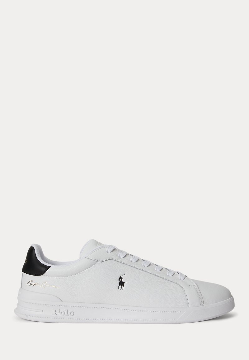 Λευκό sneaker χαμηλού τύπου με μαύρη φτέρνα, κορδόνια και το λογότυπο Polo Ralph Lauren στο πλάι, με ανάγλυφες λεπτομέρειες στη σόλα.