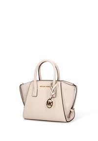 Crèmekleurige leren handtas met afgeronde handvatten, contrasterende biezen en een gouden logo-charm. Gestructureerd ontwerp met ritssluiting aan de bovenkant.