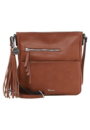 Sac bandoulière en cuir marron avec poche zippée devant, long pompon et bandoulière réglable sur fond blanc.