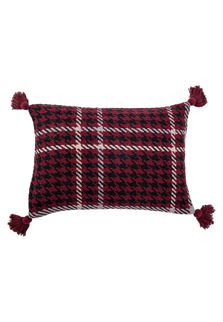 Rektangulär kudde med ett houndstooth-mönster i burgundy, svart och vitt. Avslutad med burgundy fransar i varje hörn. Mjuk textur.