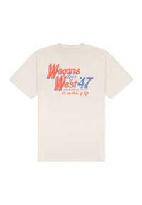 Μπεζ T-shirt με κόκκινο και μπλε κείμενο στην πλάτη που γράφει "Wagons Spirit of West '47 Rodeo Tested Denim For the Ride of Life."