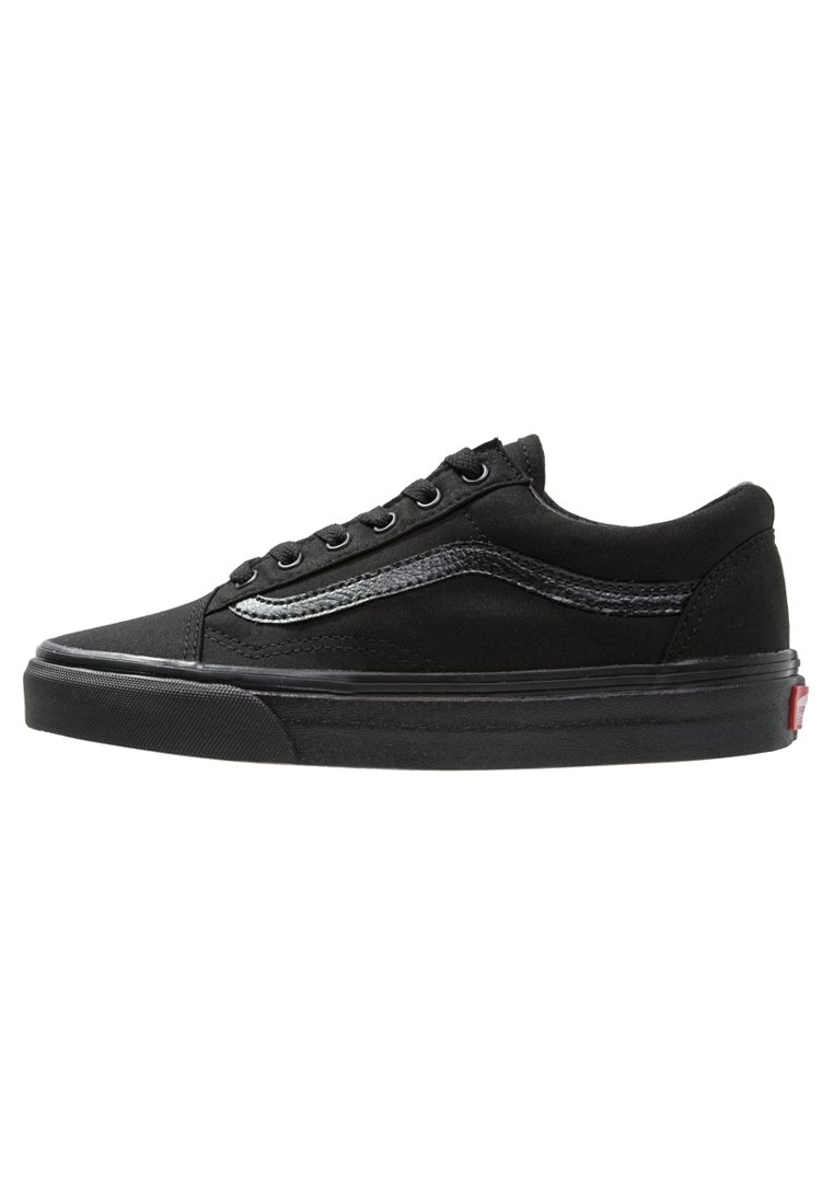 Scarpe da skate in suede nero con profilo basso, dotate di una striscia laterale nera liscia, suola in gomma e lacci neri. Logo rosso sul tallone.