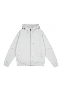 Světle šedá mikina na zip vyrobená z měkké tkaniny. Má kapuci, raglánové rukávy, přední kapsy a šňůrky s kovovými špičkami.