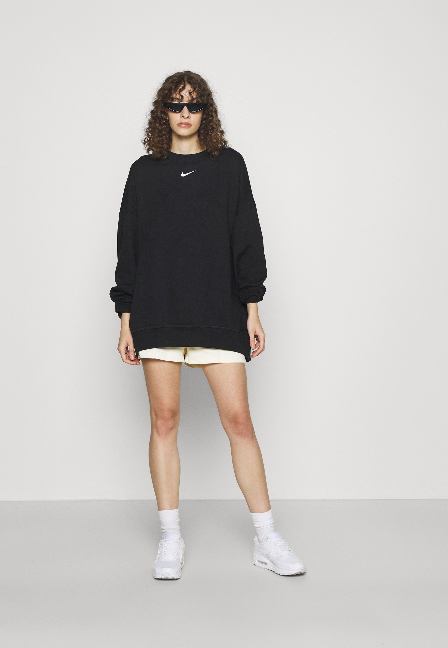 black sweatshirt oversized