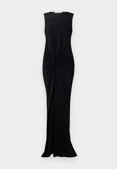 Vestido negro sin mangas hecho de una tela suave, con un detalle retorcido en la cintura y un diseño hasta el suelo. Cuello redondo simple.