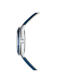 Srebrny zegarek z okrągłą tarczą, niebieską obręczą i teksturowanym niebieskim skórzanym paskiem. Posiada koronkę i krawędź wysadzaną kryształami.