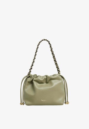 Meka torba u maslinasto zelenoj boji s naboranim vrhom, bočnim provlačenjem i pletenom metalnom naramenicom. Mali zlatni logo na sredini sprijeda.