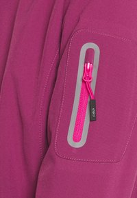 Rękaw fuksjowej kurtki z szarym akcentem, kieszenią na zamek z jaskraworóżowym suwakiem i gładką fakturą z przeszyciami.