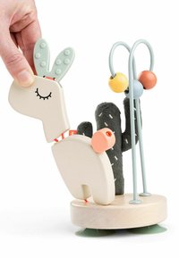 Houten hertenspeelgoed met een afneembaar hoofd, cactus knuffel, en kralenlabyrint op een ronde voet met zuignappen. Hand die het hoofd vasthoudt.