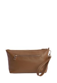 Clutch de muñeca de cuero marrón con bolsillo con cremallera en tono dorado y correa desmontable sobre un fondo blanco.