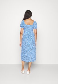 Blaues Blumenkleid in Midi-Länge mit Puffärmeln, quadratischem Ausschnitt und gerafftem Rücken. Aus leichtem Stoff gefertigt und mit einer fließenden Silhouette.