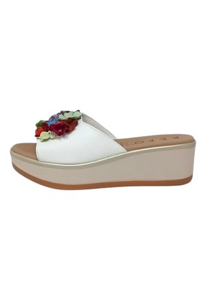Sandalo con zeppa bianco con suola marrone, punta aperta, cinturino largo decorato con fiori in tessuto multicolore e piccole perline sulla parte superiore.