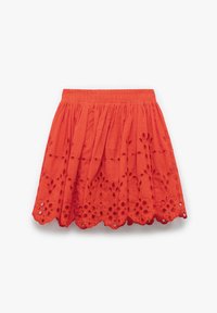 Gonna rossa in cotone con ricami a occhiello, design a strati e vita elastica. Orlo scallopato con motivi floreali e fogliari intagliati.