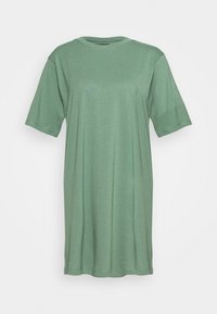 Zielona bawełniana sukienka w t-shircie z krótkimi rękawami, luźny krój, okrągły dekolt i gładka tekstura. Brak widocznych wzorów lub ozdób.