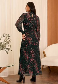 Love & Roses REGULAR FIT - PLISSE - Maxiklänning - black